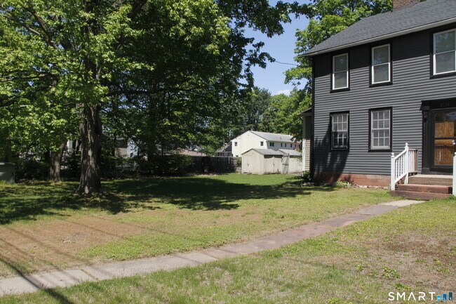 Building Photo - 204 Poquonock Ave