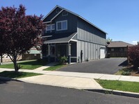 Building Photo - Great 3 Bed/2.5 Bath NW Redmond Single Fam...