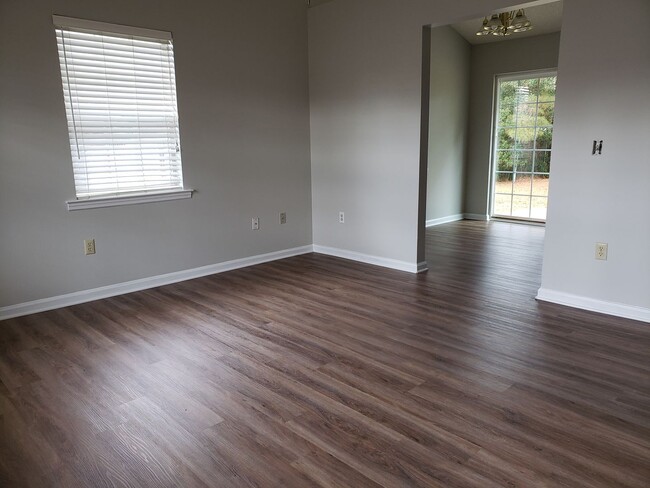 Building Photo - AVAILABLE NOW! (Pet Friendly)