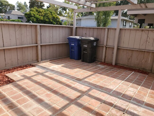Building Photo - EASTER WAY-CONVENIENTLY LOCATED ON UCSD BU...