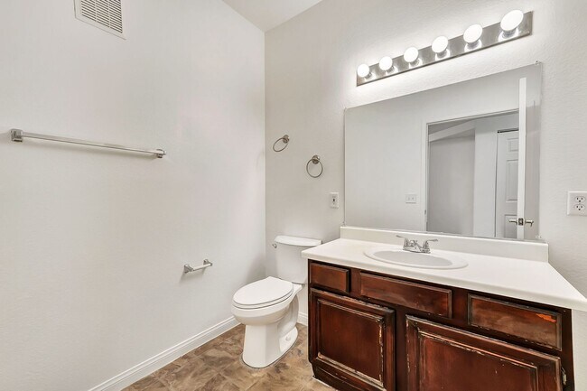 Building Photo - Spacious single-level, first-floor unit featuring 3 bedrooms and 2 bathrooms.
