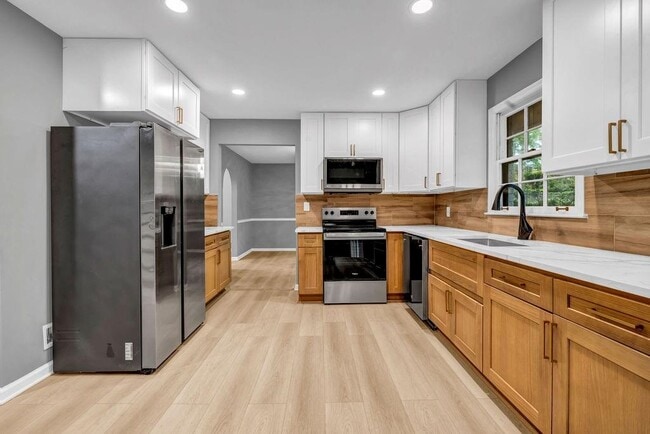 Building Photo - 4260 Bonaparte Dr