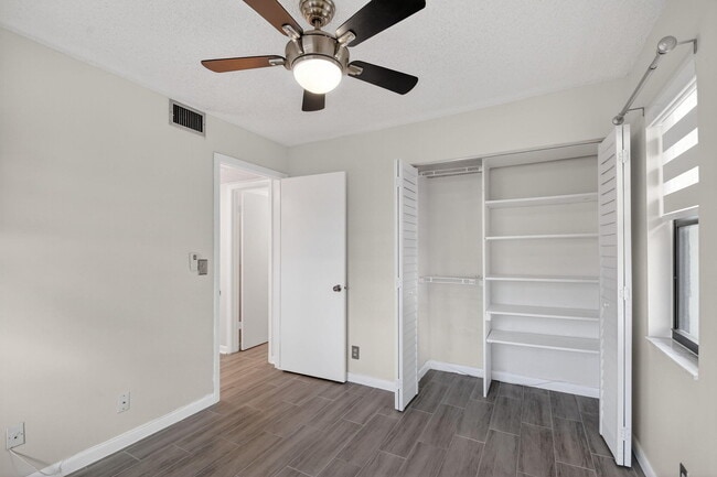 Building Photo - 7142 Golf Colony Ct