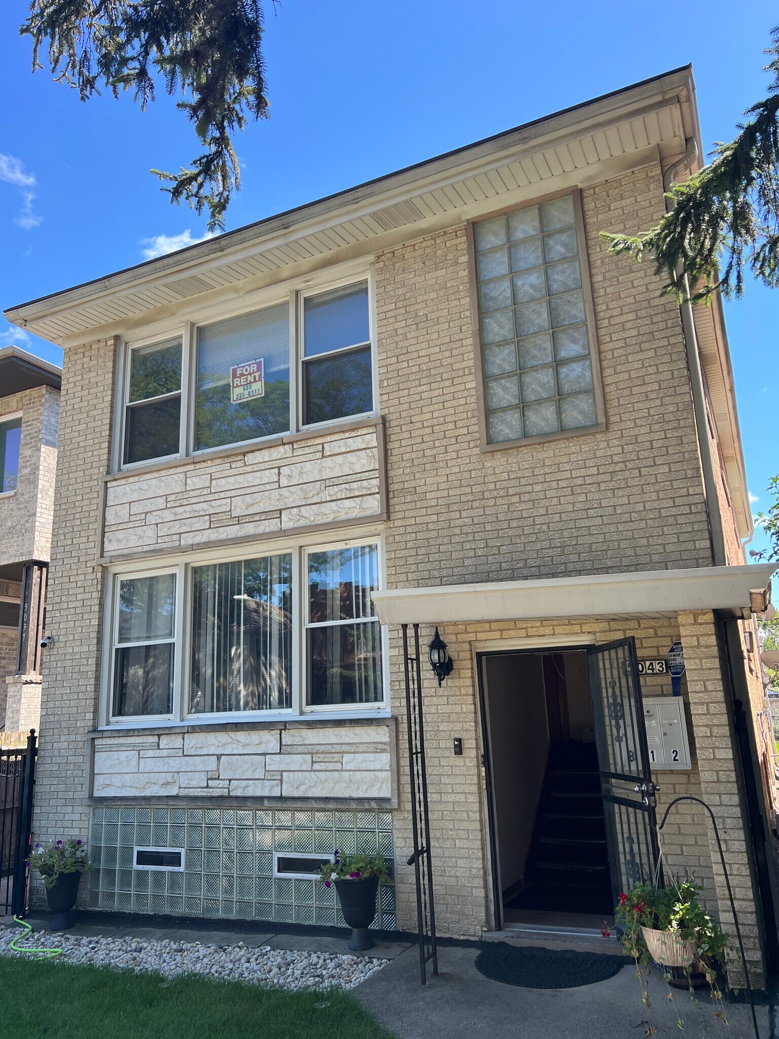 Building Photo - 5043 W Cornelia Ave