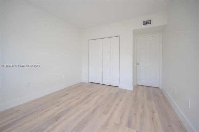 Building Photo - 2406 Centergate Dr