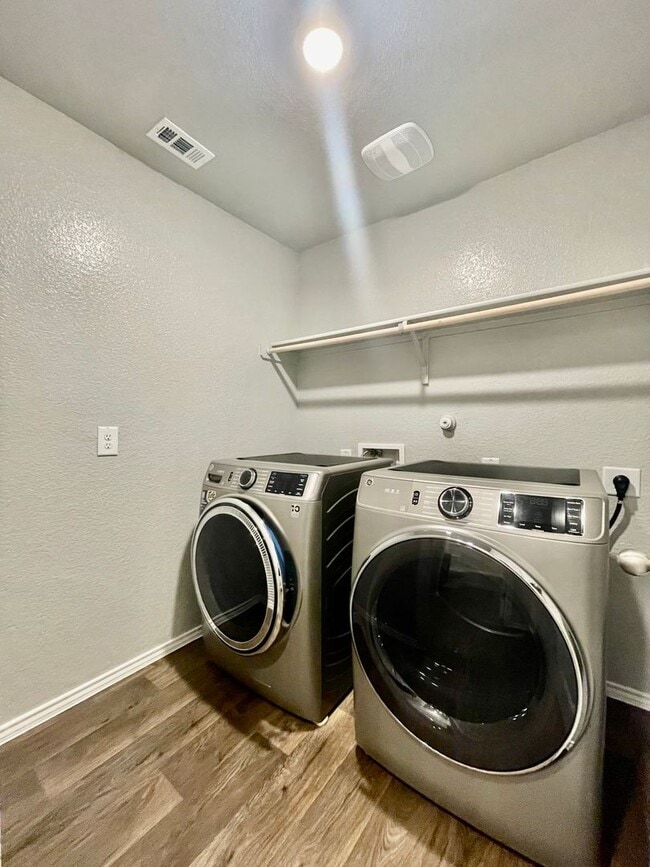 Building Photo - 4 Bedroom home in Cottonwood Creek w/ Fenced backyard