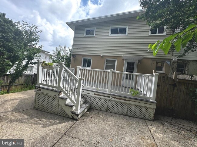 Building Photo - 10710 Maple St