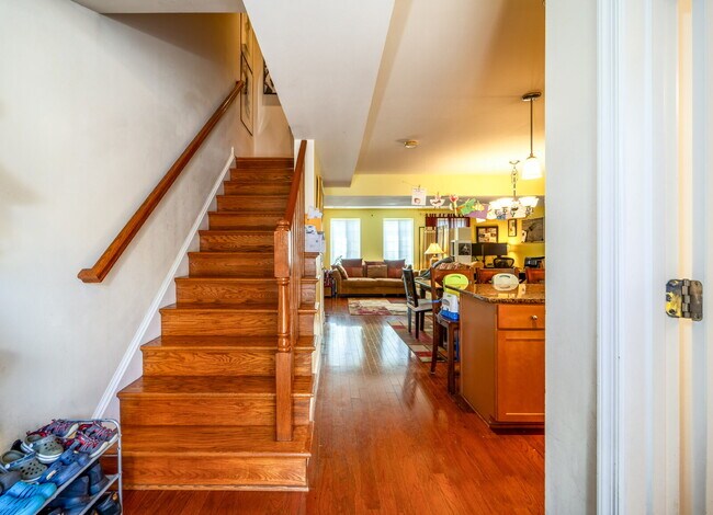 Building Photo - Charming Townhome with Unbeatable Amenities