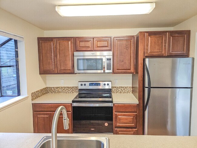 Building Photo - Coming Soon. Floor Level 2bed/2bath condo....