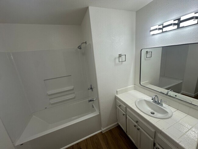 Building Photo - 547 De Leon Dr