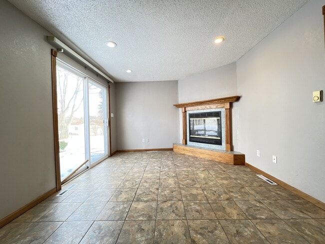 Building Photo - 2388 Martin Dr