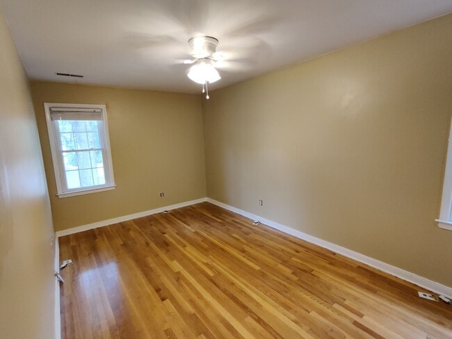 Building Photo - 4 bedroom home with large detached garage