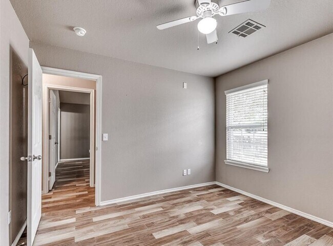 Building Photo - Charming 3 Bedroom Home in Yukon with Modern Updates