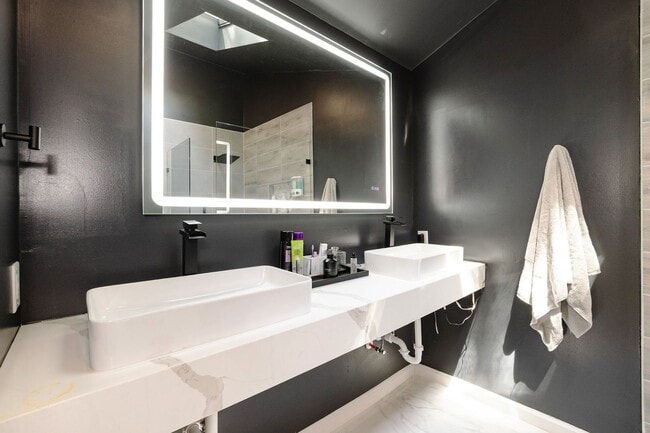 Building Photo - Ultra Modern Three Bedroom Home!