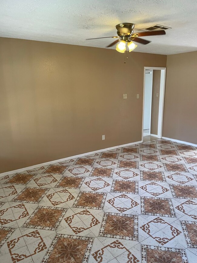 Building Photo - 3bd 1.5 bath 1 car garage home near Hiram Clarke and 2234