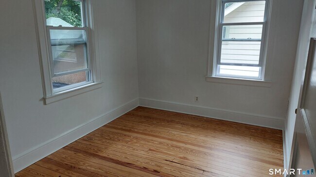 Building Photo - 136 Mead Ave