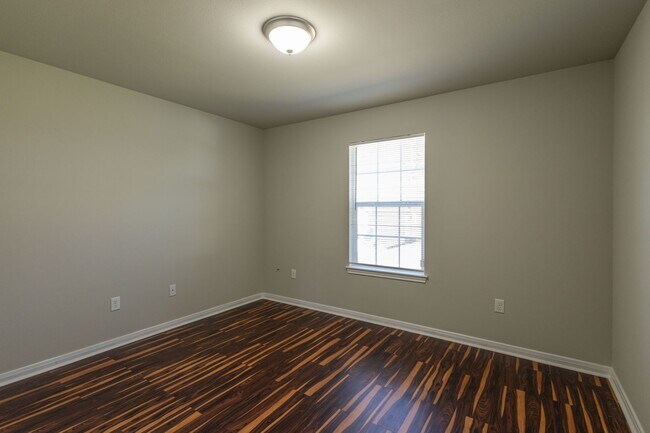 Building Photo - 2 bed, 1 bath in great location - move in ready!