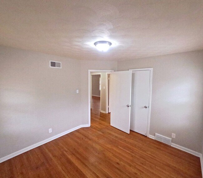 Building Photo - Renovated 4 Bed 1 Bath