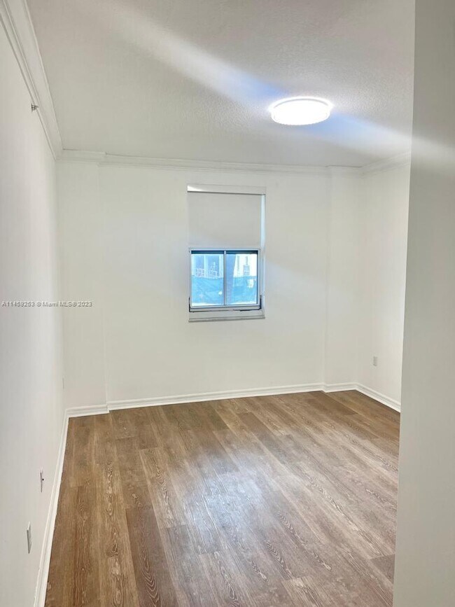 Building Photo - 9172 Collins Ave