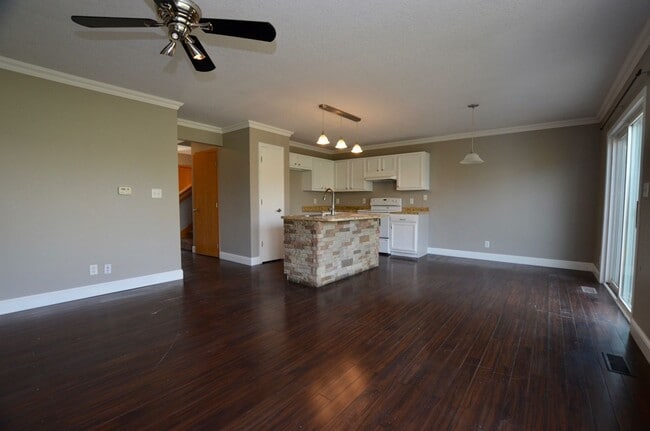 Building Photo - Desirable Brook Run Village Home!