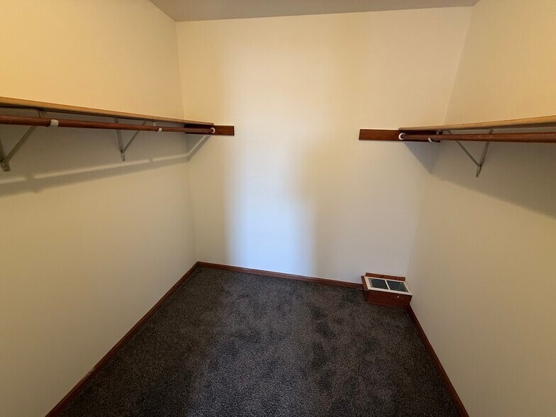 Building Photo - 903 Clarmar Dr