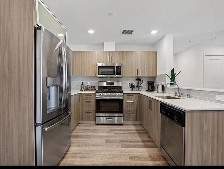 Building Photo - 4725 Radford Ave