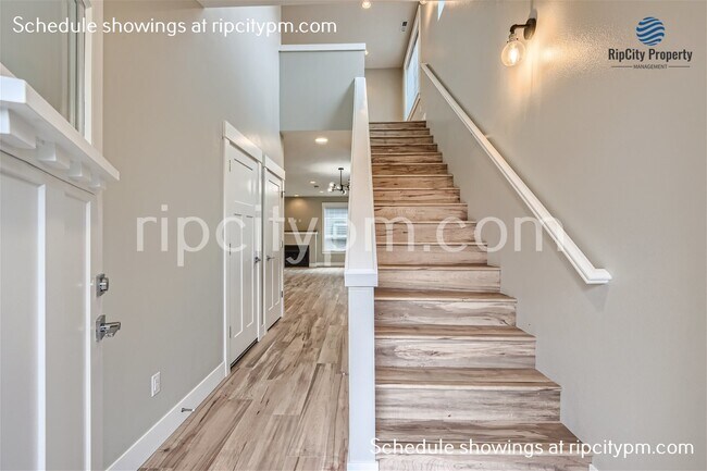 Building Photo - Modern 3-Bed/2.5bath Home with Bonus Space...