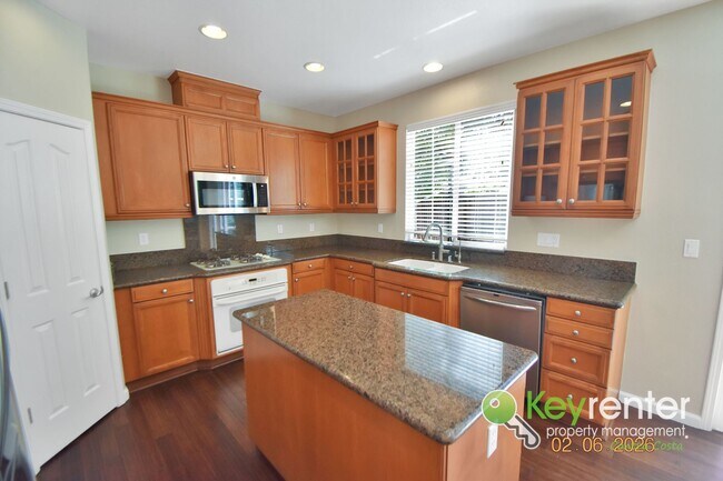 Building Photo - Beautiful 4 Bedroom Windemere Home on Corner Lot