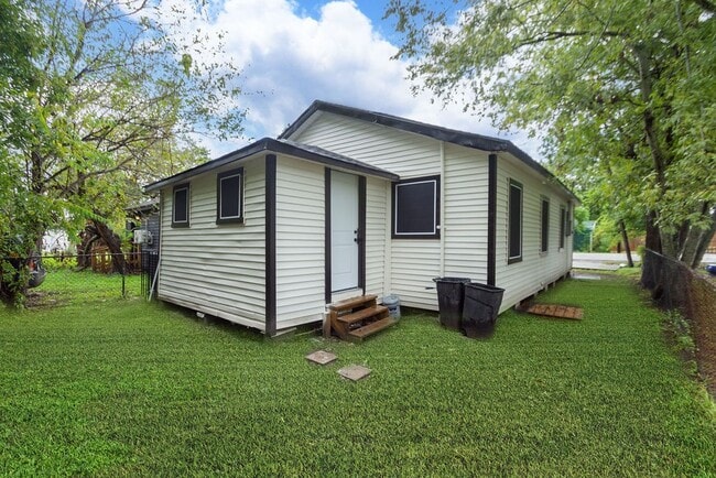 Building Photo - 2425 Fayle St