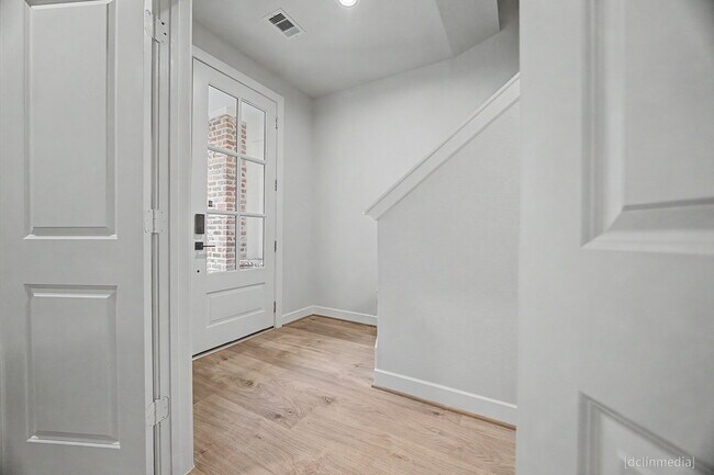 Building Photo - 3033 Hicks St