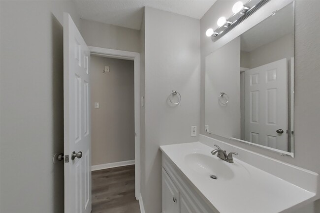 Building Photo - 16027 Hidden Acres Dr