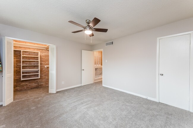 Building Photo - 3809 N Braeswood Blvd