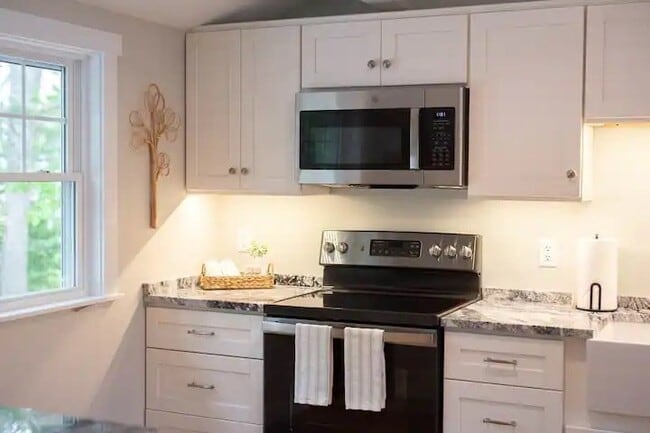 Building Photo - 110 Elgin Rd