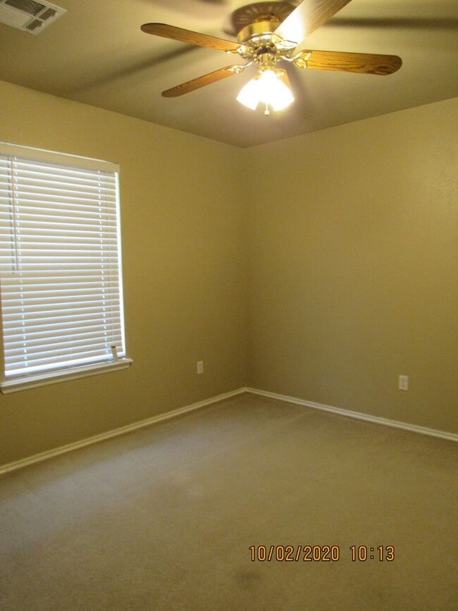 Building Photo - Great Eastside Home!