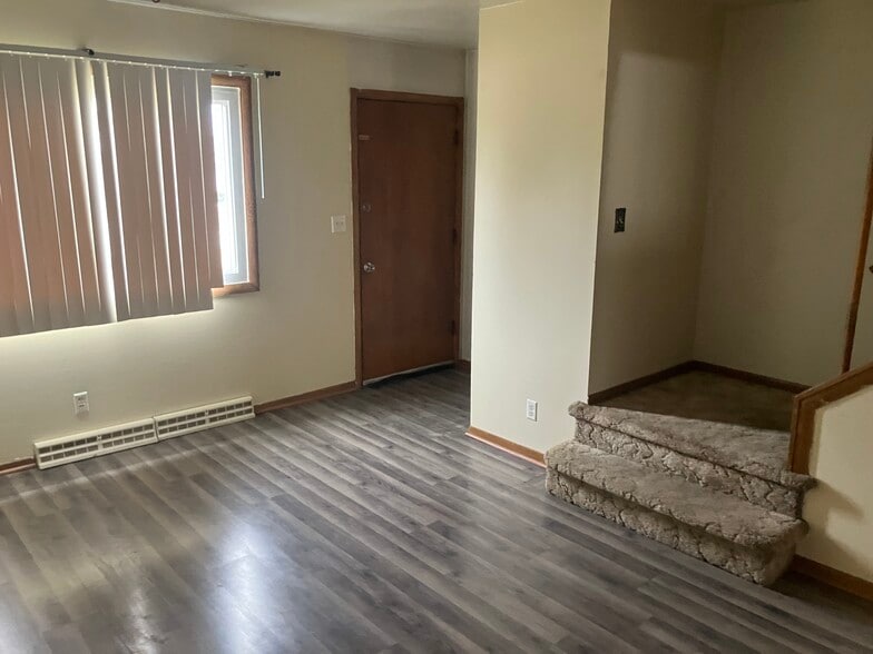 Plank flooring - 1422 Willow Ln