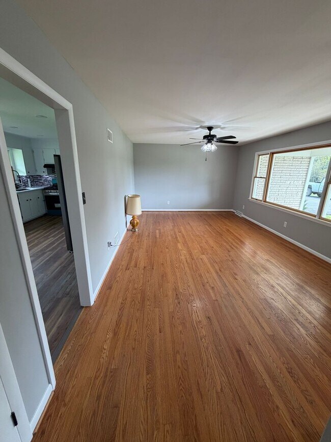 Building Photo - 3 Bedroom Rancher-Country Setting