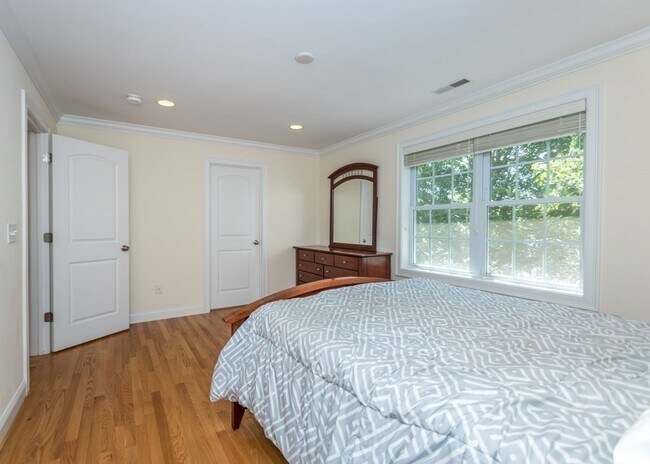 Building Photo - 67 Trimount Ave