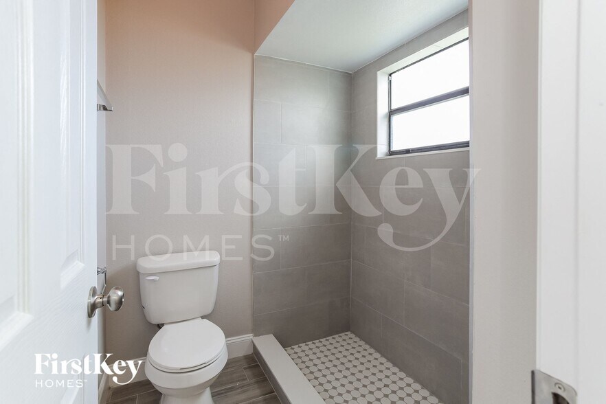 Building Photo - 1013 Dartmoor Pl