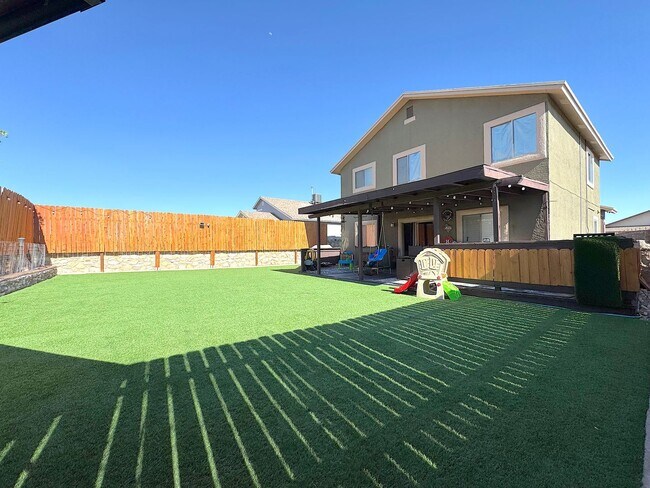 Building Photo - East El Paso 4 bed Refrig A/C w/Gorgeous L...