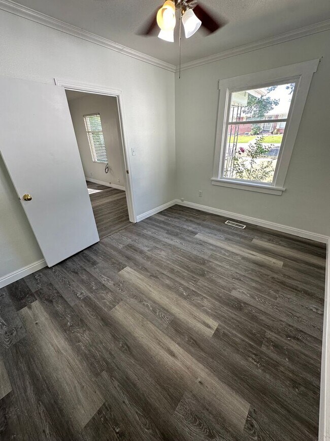 Building Photo - Cozy Price Rental