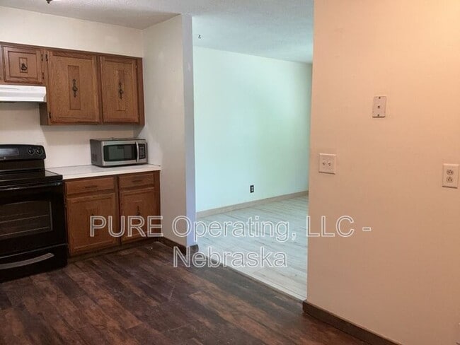 Building Photo - 105 N Elm St