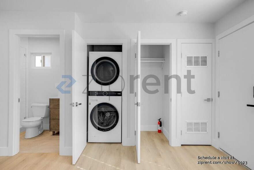Building Photo - Unit B