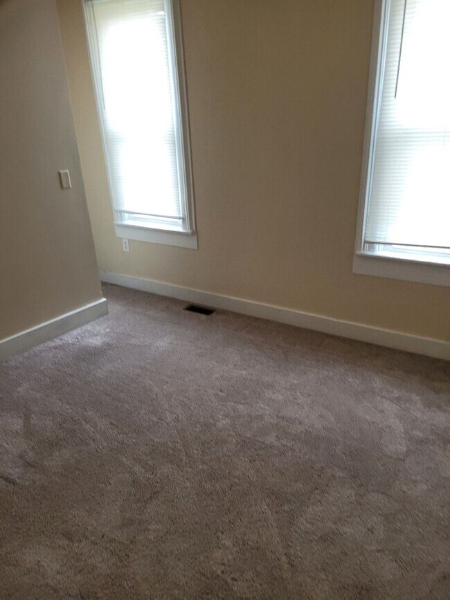 Primary Photo - 1008 E 1st St