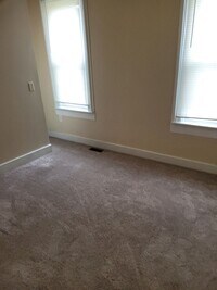 Building Photo - 1008 E 1st St