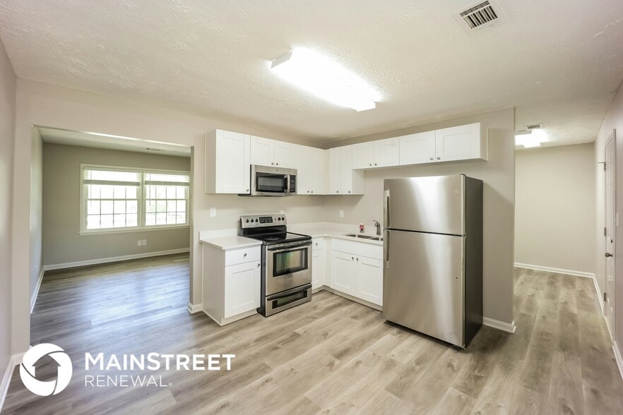 Building Photo - 8143 Huntington Dr