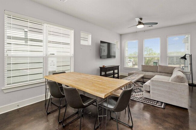 Building Photo - 2813 Stock Dr