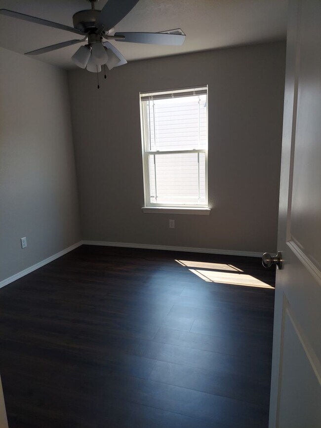 Building Photo - Beautiful 3 Bedroom Townhome in Alma!! *Move in Special*