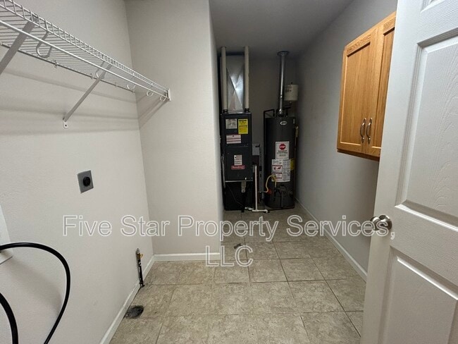 Building Photo - 1414 School House Ln