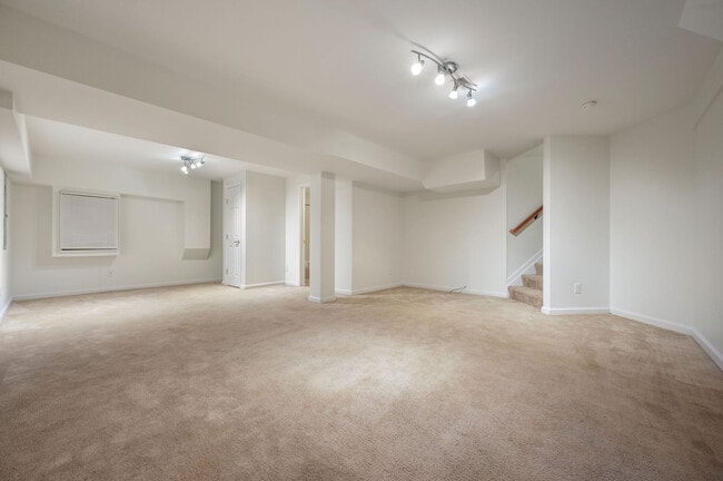 Building Photo - 438 Lorraine Dr