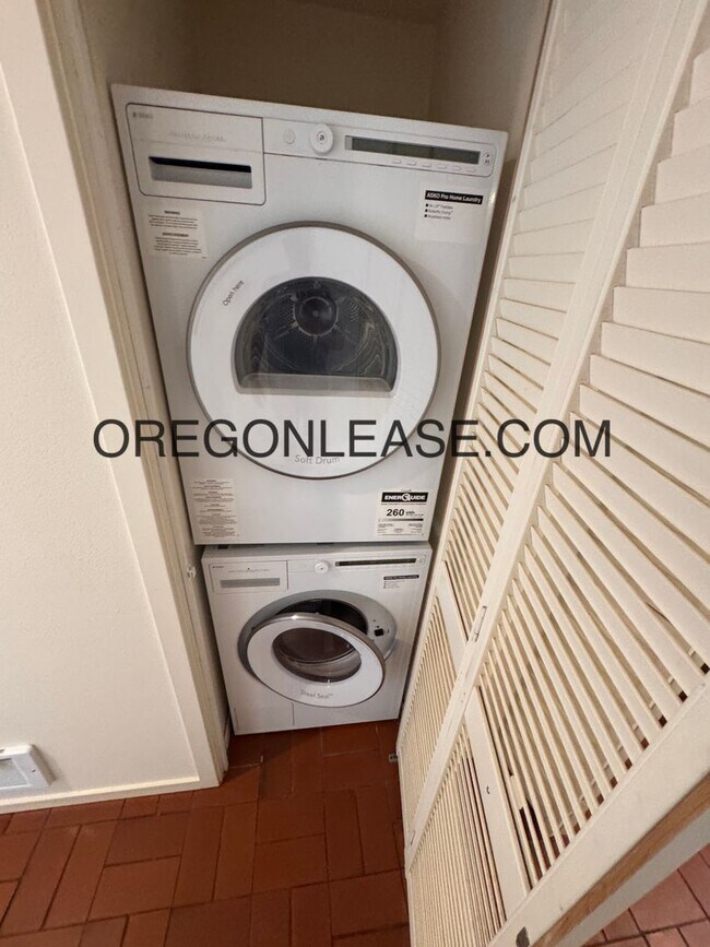 Building Photo - Large One bedroom downtown Eugene Apartment